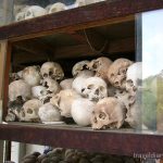 カンボジア  キリング・フィールドの慰霊塔で約9000個の頭蓋骨