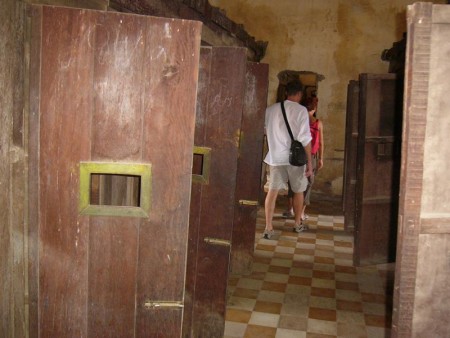 カンボジア  トゥールスレン虐殺犯罪博物館 【カンボジア】