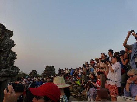 カンボジア  プノンバケンで夕日鑑賞 【カンボジア】