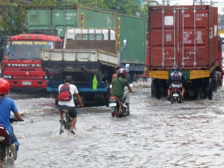 フィリピン  セブ、急な大雨で道路が冠水