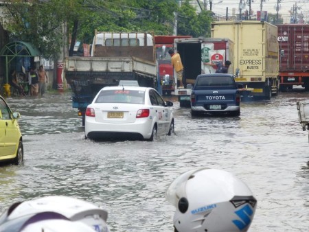 フィリピン  セブ、急な大雨で道路が冠水