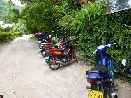 フィリピン  モアルボアル パナグサマビーチ散策_バイクでカワサンフォールへ