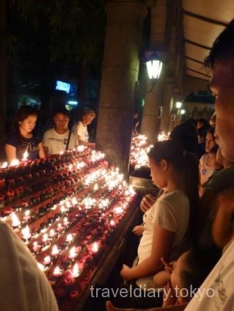 フィリピン  夜のサントニーニョ教会_きれいな炎 【セブ】