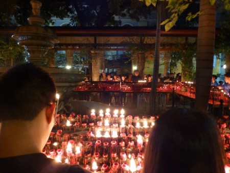 フィリピン  夜のサントニーニョ教会_きれいな炎 【セブ】