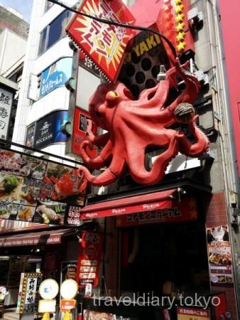 日本  大阪ブラブラ_道頓堀　巨大なオブジェ看板を見ながら たこ焼きを