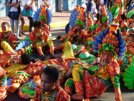 フィリピン  シヌログ祭りの準備中 結構リラックスしてます