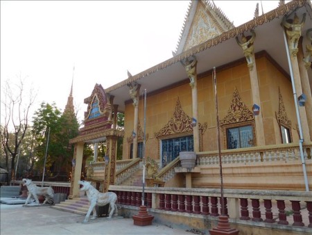 カンボジア  バイクでプノンペン郊外をドライブ中にふらっと入った寺院