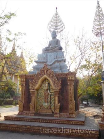カンボジア  バイクでプノンペン郊外をドライブ中にふらっと入った寺院