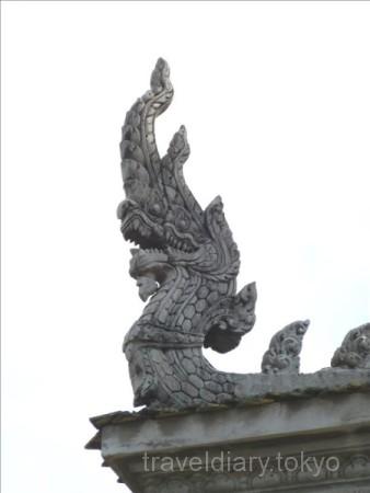 カンボジア  キリング・フィールドの慰霊塔で約9000個の頭蓋骨