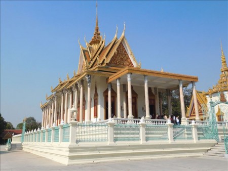 カンボジア  シルバーパゴダの床は5000枚以上の銀タイル  【プノンペン】