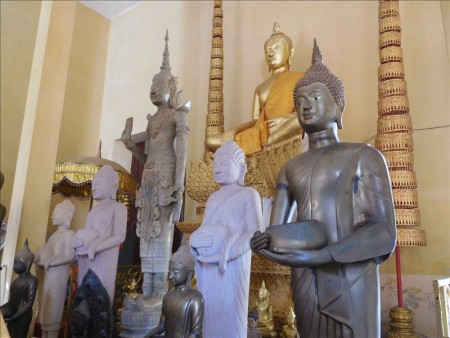 カンボジア  シルバーパゴダの床は5000枚以上の銀タイル  【プノンペン】