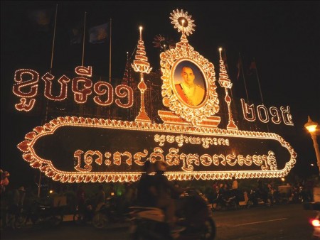 カンボジア  バイクで夜の街を散策 【プノンペン】