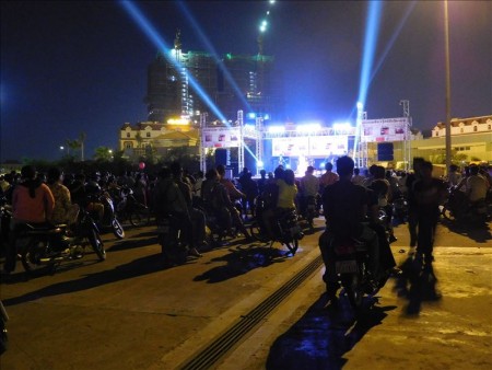 カンボジア  バイクで夜の街を散策 【プノンペン】