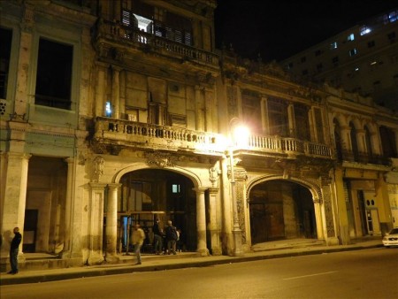 キューバ  ライトアップされたハバナの夜をブラブラ