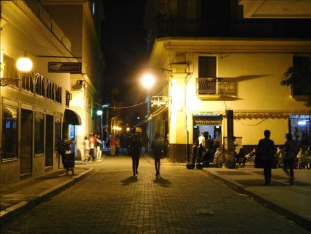 キューバ  ライトアップされたハバナの夜をブラブラ