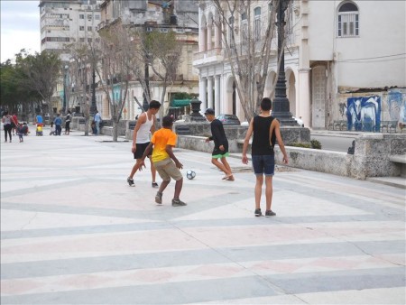 キューバ  ハバナの遊歩道（マルティ通り）で見かけたキューバ人達