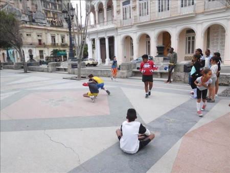 キューバ  ハバナの遊歩道（マルティ通り）で見かけたキューバ人達