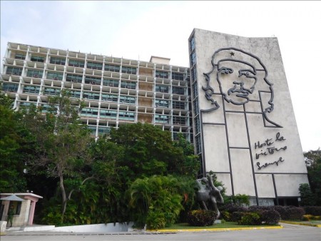キューバ  革命広場でゲバラの肖像を見学_バスでの行き方【キューバ旅行】
