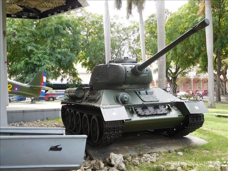 キューバ革命に使用した戦闘機 戦車 ジープとか キューバ旅行 40代 気ままな 世界旅日記