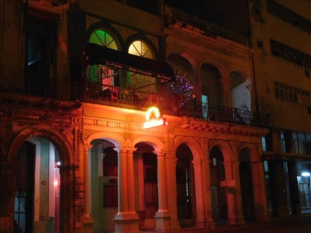 キューバ  夜になると一段と輝きを増すハバナの街並み 【キューバ旅行】