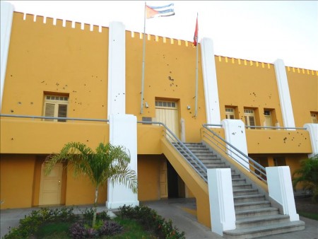 キューバ  7月26日モンカダ兵営博物館の壁に凄まじい銃痕 【キューバ旅行】