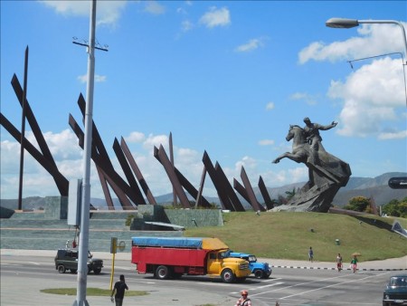 キューバ  サンティアゴ・デ・クーバの革命広場は大迫力 【キューバ旅行】