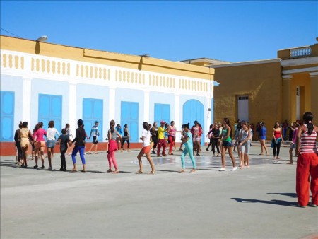 キューバ  トリニダー散策　広場で踊るキューバ人たち 【キューバ旅行】