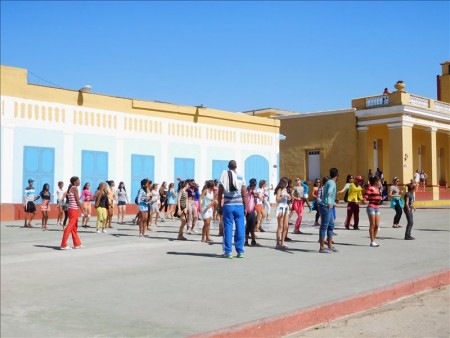 キューバ  トリニダー散策　広場で踊るキューバ人たち 【キューバ旅行】