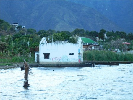 グアテマラ  世界一美しい湖の一つと言われるアティトラン湖 【グアテマラ旅行】