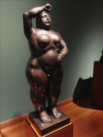 コロンビア  彫刻もまん丸ふっくらのボテロ作品 【ボゴタ】