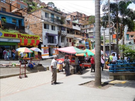 コロンビア  危険なスラム街と言われるロープウェイの下の街を散策 【メデジン】