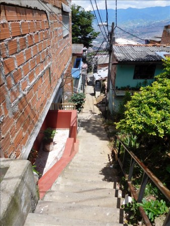 コロンビア  危険なスラム街と言われるロープウェイの下の街を散策 【メデジン】