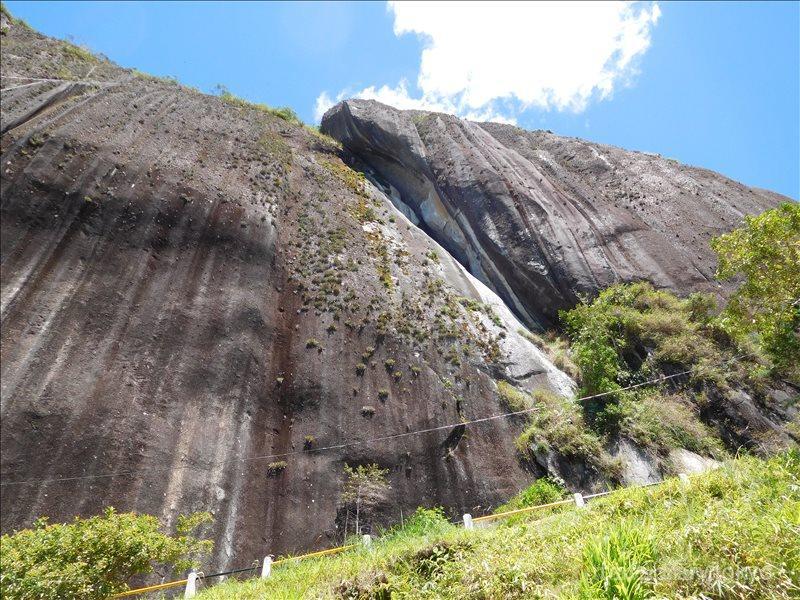 巨大な一枚岩 エル ペニョール El Penol への行き方 メデジン 40代 気ままな 世界旅日記
