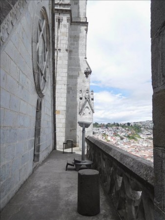 エクアドル  高い所が好きならバシリカ教会（Basílíca del Voto Nacíonal）へ