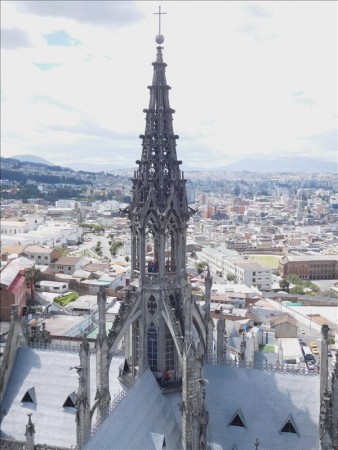 エクアドル  高い所が好きならバシリカ教会（Basílíca del Voto Nacíonal）へ