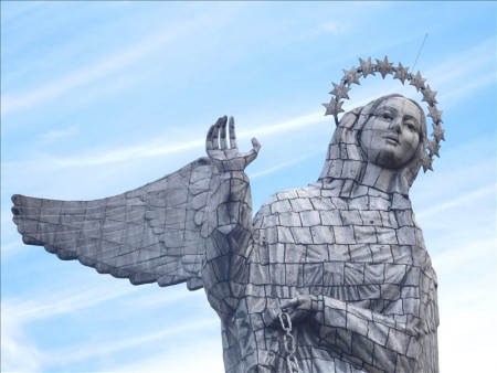 エクアドル  パネシージョの丘で聖母像（女神像？）にのぼってきた 【キト】