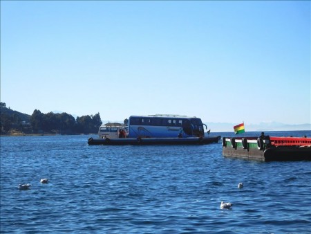 ボリビア  コパカバーナ ⇒ ラパスのバス移動_湖の上をバスが横断 【ボリビア】