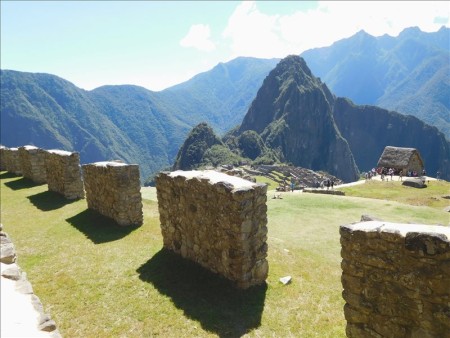 ペルー  歩いてマチュピチュ遺跡からマチュピチュ村へ