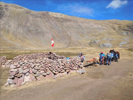 ペルー  まるで落書きされた山_ペルーの新名所レインボーマウンテン