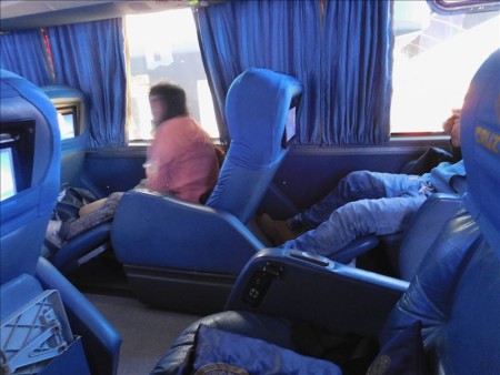 ペルー  クスコ ⇒ イカへのバス移動_今回もクルスデルスルの豪華バスで