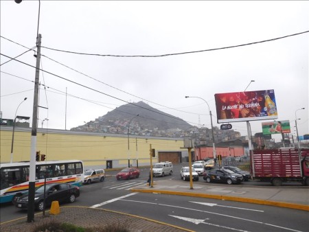 ペルー  ツアーバスでサンクリストバルの丘へ
