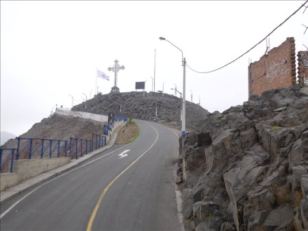 ペルー  ツアーバスでサンクリストバルの丘へ