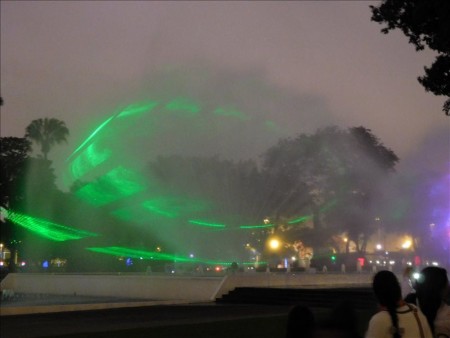 ペルー  リマの噴水公園での幻想的な噴水ショー