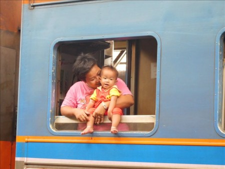 タイ  バンコク ⇒ ジャカルタ移動_5バーツの鉄道でドンムアン空港へ