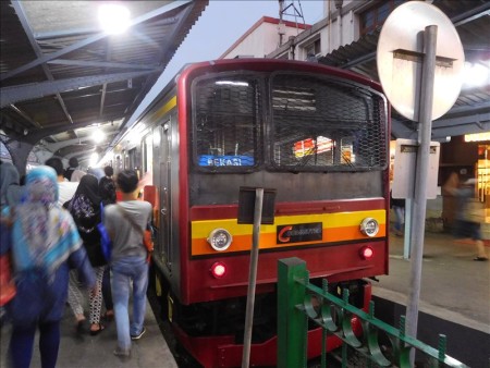 インドネシア  日本の電車に乗って安宿街の「ジャラン・ジャクサ」へ 【ジャカルタ】