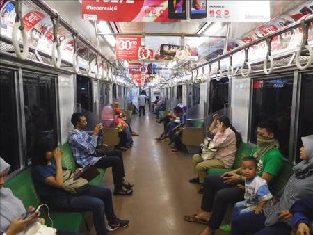 インドネシア  日本の電車に乗って安宿街の「ジャラン・ジャクサ」へ 【ジャカルタ】