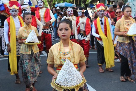 インドネシア  ジョグジャカルタの街中で偶然見かけたパレード