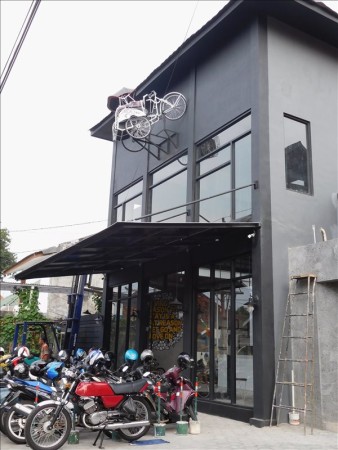 インドネシア  レンタルバイクに乗ってジョグジャカルタの街を散策