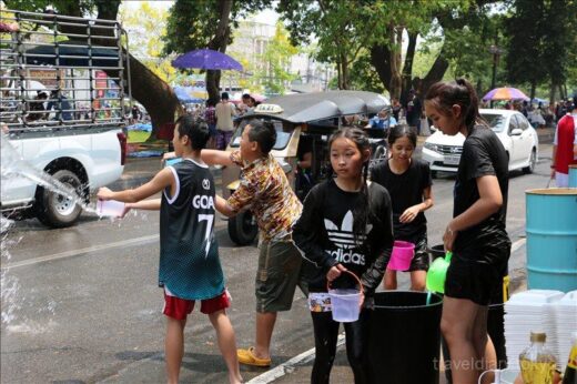 タイ  年に一度の水掛け祭り「ソンクラーン」をチェンマイで初体験