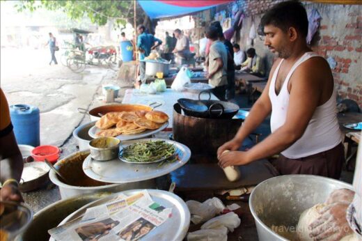 インド  ニューデリーの街を散策_立ち食いカレーが美味しそう